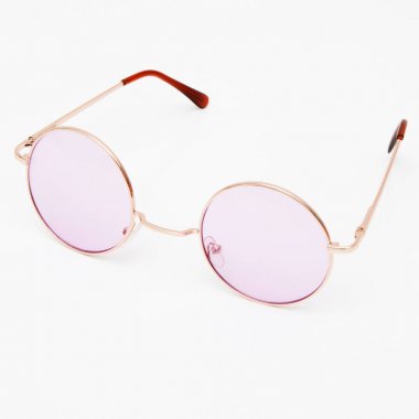 En az tarzı. Minimalist moda fotoğrafçılığı. Moda yaz önümüzdeki kavramdır. Pastel bir arka plan, üstten görünüm pembe gözlüklerini. Modaya uygun en az tarzı renkli kağıt zemin ile