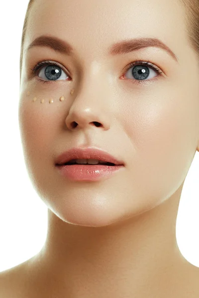 Concepto de belleza. Mujer joven con gotas de crema — Foto de Stock