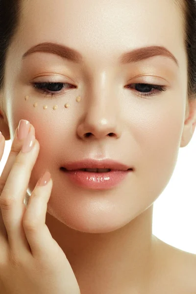 Concepto de belleza. Mujer joven con gotas de crema — Foto de Stock