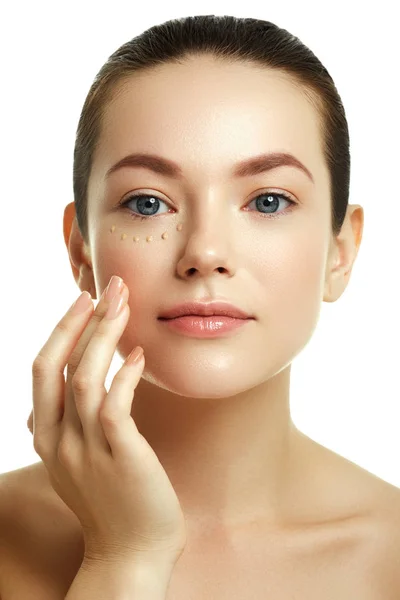 Concepto de belleza. Cara de belleza con gotas de crema — Foto de Stock