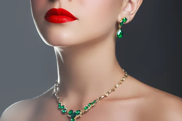 Elegante modische Mädchen mit Schmuck. schöne Frau mit Smaragdhalskette. junge Schönheit Modell Mädchen mit Smaragdanhänger. Schmuck und Accessoires. Mode und Schönheitssalon. Perfektes Lippen-Make-up — Stockfoto