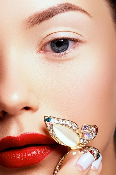 Zbliżenie piękna kobieta usta makijażem błyszczący czerwony jasny mody. Makro błyszczyk wiśniowy makijaż. Usta wesele złoto diament biżuteria. Biżuteria akcesoria. — Zdjęcie stockowe