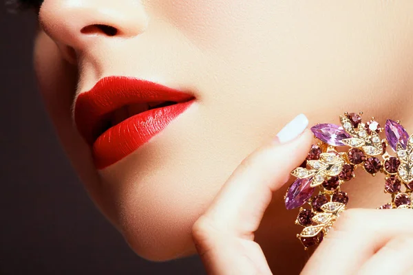 Eleganta fashionabla kvinnan med smycken. Vacker kvinna med emerald halsband — Stockfoto