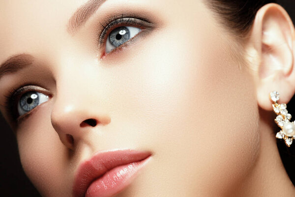 Портрет красивой брюнетки. Мода портрет красивой роскошной женщины с драгоценностями
