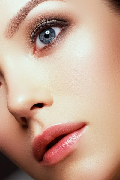 Beleza natural. Bela cara de jovem caucasiana com maquiagem diária — Fotografia de Stock