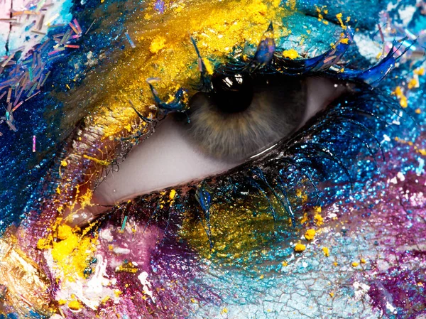 Beleza, cosméticos e maquiagem. Olhos mágicos olham com a maquilagem criativa brilhante. Macro tiro de rosto de mulher bonita com arte perfeita compõem. Fechamento do olho feminino. Arte corporal — Fotografia de Stock