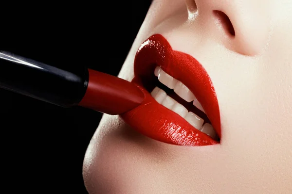 女人的嘴唇与时尚红色化妆的特写镜头。美丽的女口，丰满的嘴唇，完美的化妆 — 图库照片