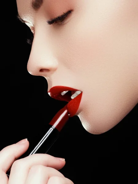 Cosmétiques et maquillage. Maquillage parfait des lèvres. Modèle de mode appliquant rouge à lèvres. Belle jeune femme — Photo