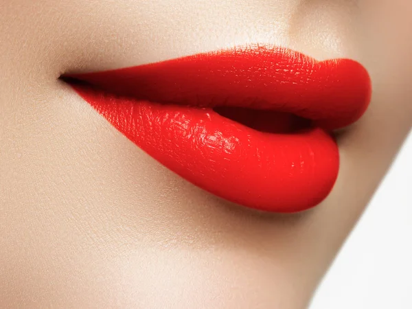 Jovencita sonriente. Cara de belleza de cerca. Labios sexy. Belleza labio rojo detalle maquillaje. Hermoso maquillaje de cerca. Boca abierta sensual. Lápiz labial y brillo de labios — Foto de Stock