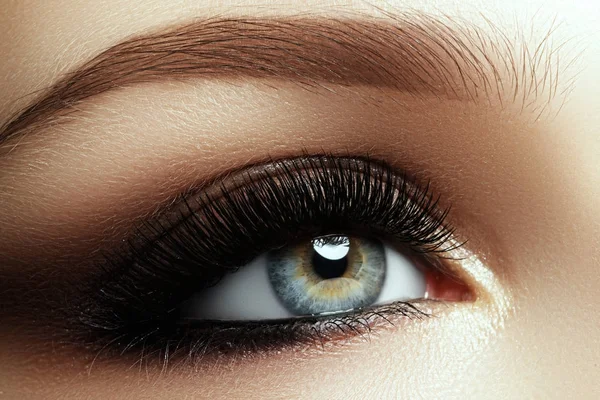 Schöne Makroaufnahme des weiblichen Auges mit extrem langen Wimpern — Stockfoto