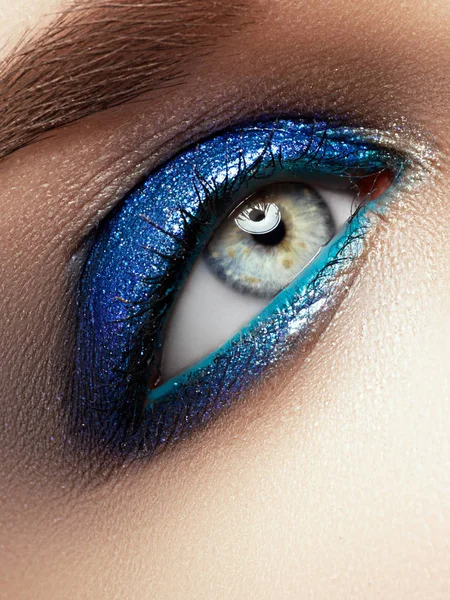 Augen Make-up. schöne Augen glitzern Make-up. Urlaub Make-up Detail. — Stockfoto