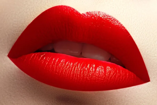 Salón de belleza y spa. Primer plano de una hermosa sexy labios rojos — Foto de Stock