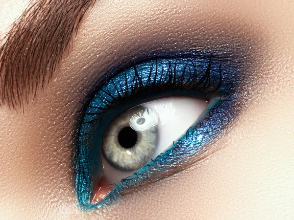 Maquillaje de ojos. Hermoso maquillaje de brillo de ojos. Maquillaje de vacaciones detalle . — Foto de Stock