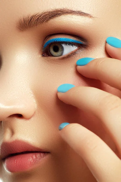 Twarz kobiety makijaż żywy i kolorowy lakier do paznokci — Zdjęcie stockowe
