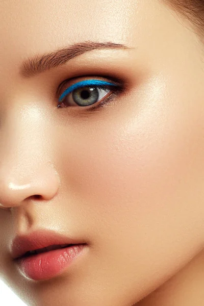 Makeup- och smink. Kvinnans ansikte med levande makeup — Stockfoto
