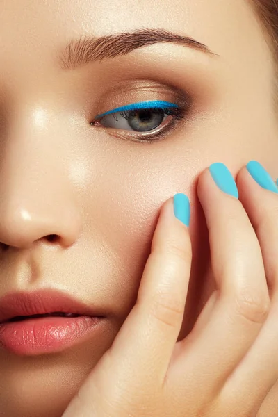 Belle jeune femme avec un maquillage bleu tendance. Concept de beauté — Photo