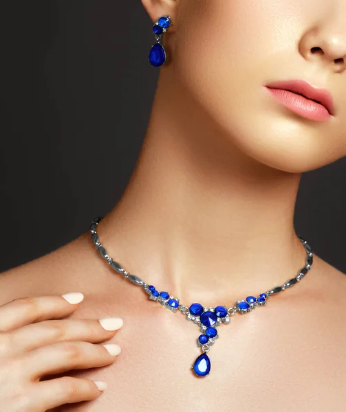 Bijuterii și accesorii. Elegant femeie la modă cu bijuterii. O femeie frumoasă cu lănţişor de safir. Tineri model de frumusete cu pandantiv safir. Salonul de moda si frumusete. Machiaj perfect pentru buze — Fotografie, imagine de stoc