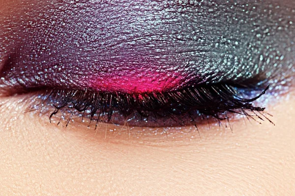 Primer plano de hermoso ojo femenino con sombra de ojos de colores marinos — Foto de Stock