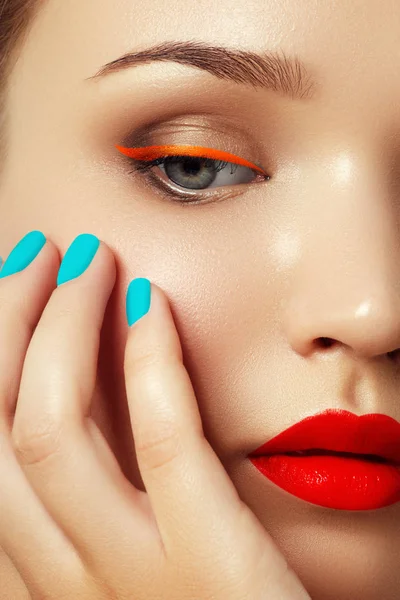 Cara de mujer con maquillaje vívido y esmalte de uñas colorido — Foto de Stock