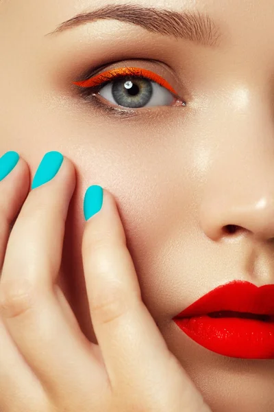 Cosméticos y maquillaje. Cara de mujer con maquillaje vívido — Foto de Stock