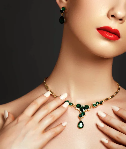 Elegante mujer de moda con joyas. Concepto de moda — Foto de Stock