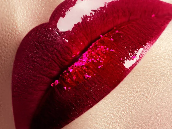 Close-up dari wanita cantik bibir penuh dengan mode cerah gloss makeup merah muda. Macro ditembak dengan makeup bibir magenta. Indah bibir merah dengan pigmen merah muda. Konsep kecantikan dan mode — Stok Foto