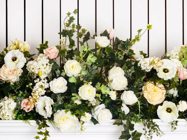 Round frame wreath pattern with roses, pink flower buds, branches and leaves isolated on white background. flat lay, top view — Stock Photo, Image