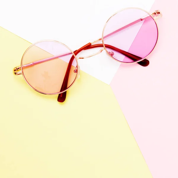 최소한의 스타일입니다. 미니 멀 패션 사진입니다. 패션 선글라스입니다. 여름 오는 개념 이다입니다. 핑크 파스텔 배경, 평면도에 안경. 다채로운 종이 배경으로 트렌디한 최소한의 스타일 — 스톡 사진