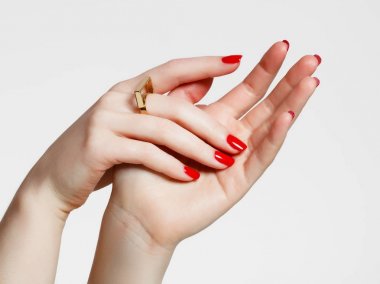 Güzellik narin eller manikür ile kapatın. Güzel parmaklar ile manikür ve moda altın çalmak. Güzel yakın çekim, harika bir fikir kozmetik reklam için çivi