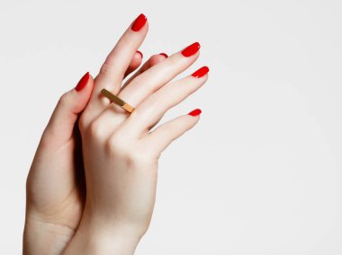 Güzellik narin eller manikür ile kapatın. Güzel parmaklar ile manikür ve moda altın çalmak. Güzel yakın çekim, harika bir fikir kozmetik reklam için çivi