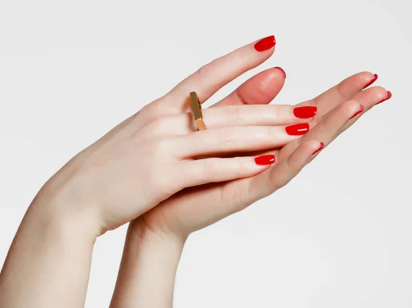 Belleza manos delicadas con manicura de cerca. Hermosos dedos femeninos con manicura y anillo de oro de moda. Hermosas uñas de cerca, gran idea para la publicidad de los cosméticos —  Fotos de Stock