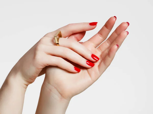 Belleza manos delicadas con manicura de cerca. Hermosos dedos femeninos con manicura y anillo de oro de moda. Hermosas uñas de cerca, gran idea para la publicidad de los cosméticos — Foto de Stock