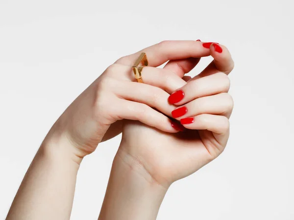 Belleza manos delicadas con manicura de cerca. Hermosos dedos femeninos con manicura y anillo de oro de moda. Hermosas uñas de cerca, gran idea para la publicidad de los cosméticos —  Fotos de Stock