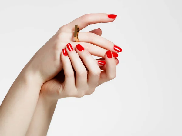 Belleza manos delicadas con manicura de cerca. Hermosos dedos femeninos con manicura y anillo de oro de moda. Hermosas uñas de cerca, gran idea para la publicidad de los cosméticos — Foto de Stock