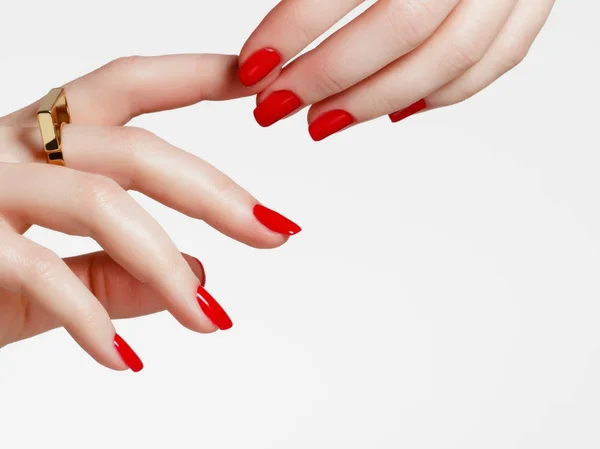 Belleza manos delicadas con manicura de cerca. Hermosos dedos femeninos con manicura y anillo de oro de moda. Hermosas uñas de cerca, gran idea para la publicidad de los cosméticos —  Fotos de Stock