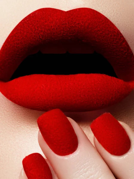 Lábios de veludo vermelho encantador e manicure. Maquiagem de veludo fosco em lábios cheios. Closeup de cara de mulher com visagem brilhante. Conceito de cosméticos de beleza. Maquiagem Matt para lábios. Tendência 2017 — Fotografia de Stock