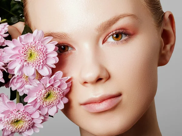 Aesthetic Cosmetology. Spring Woman. Beauty Summer model girl with colorful flowers . Beautiful Lady with Blooming flowers. Holiday Fashion Makeup. — Stock Photo, Image