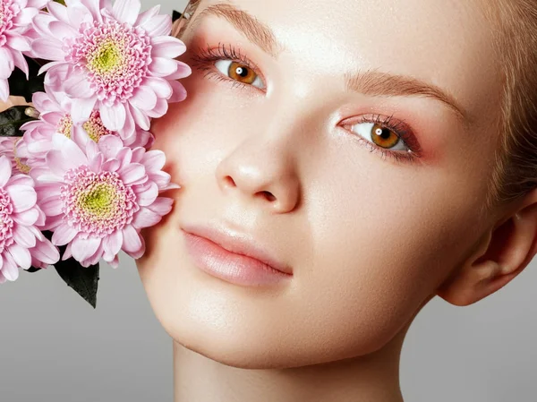 Cosmetologia estetica. Donna primaverile. Bellezza estate modella ragazza con fiori colorati. Bella signora con fiori in fiore. Vacanza moda trucco . — Foto Stock