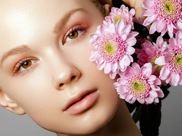 Aesthetic Cosmetology. Spring Woman. Beauty Summer model girl with colorful flowers . Beautiful Lady with Blooming flowers. Holiday Fashion Makeup. — Stock Photo, Image