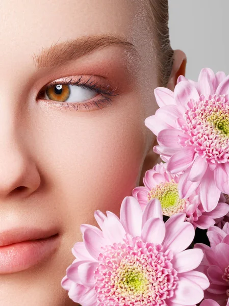 Skincare, Benessere, Spa. Pelle morbida e pulita, aspetto fresco e sano. Il concetto di una pelle sana. Ritratto di una bella ragazza sullo sfondo di foglie tropicali. Concetto Spa. Bellezza naturale — Foto Stock