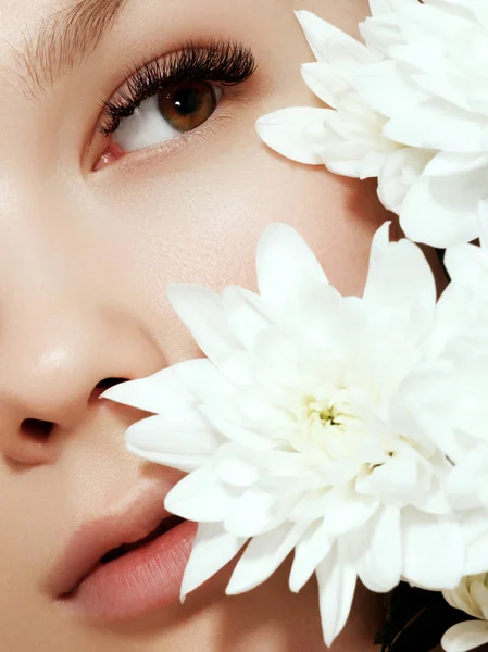 Bella ragazza con fiori. modello di bellezza donna viso. Pelle perfetta. Trucco Professionale.Trucco. Arte della moda — Foto Stock