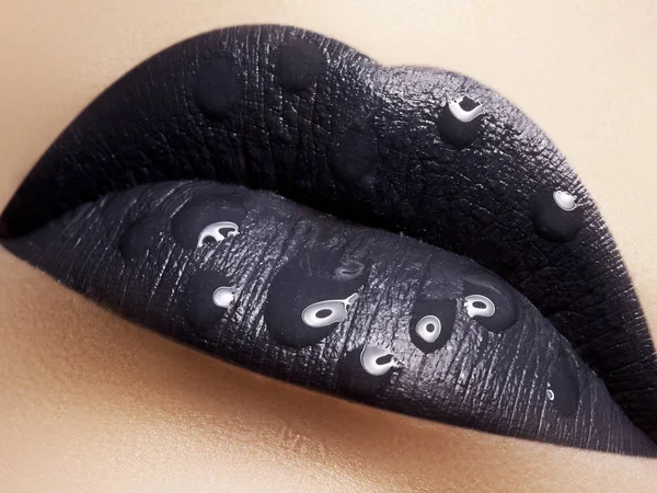 Maquiagem de Halloween. Maquiagem labial de estilo rock de expressão como um vampiro, romântico escuro. Look de moda, lábios de tapete preto — Fotografia de Stock