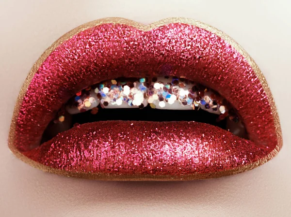 Glamour moda rosso brillante labbra make-up con glitter. Macro della parte facciale della donna. Trucco labbra lucide sexy, signora di lusso — Foto Stock