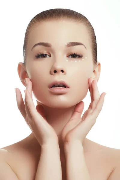 Beauty Woman gezicht Portret. Mooi Spa model meisje met perfecte frisse schone huid — Stockfoto