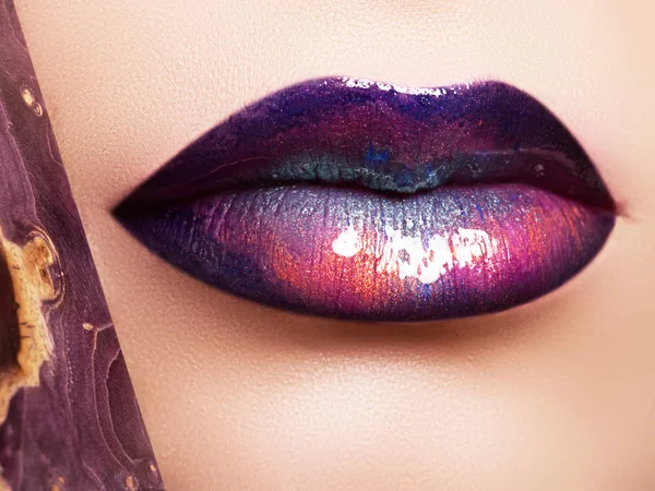 Mode dan keindahan. Creative lip makeup. Make-up artistik. Pukulan makro indah dari bibir gemuk perempuan. Penutup. Mengkilap bibir mengkilap dengan tekstur dan warna yang berbeda. Emas cair dan glitter — Stok Foto