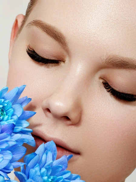 Cosmetología estética. Mujer Primavera. Belleza Chica modelo de verano con flores de colores. Hermosa dama con flores florecientes. Maquillaje de moda de vacaciones . — Foto de Stock