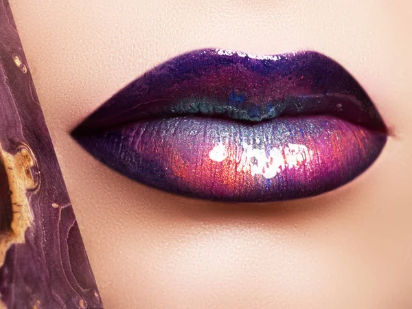 Fashion and beauty. Creative lip makeup. Artistic make-up. Beautiful macro shot of female plump lips. Closeup. Shiny glossy lips with a different texture and colors. Liquid gold and glitter — Stock Photo, Image