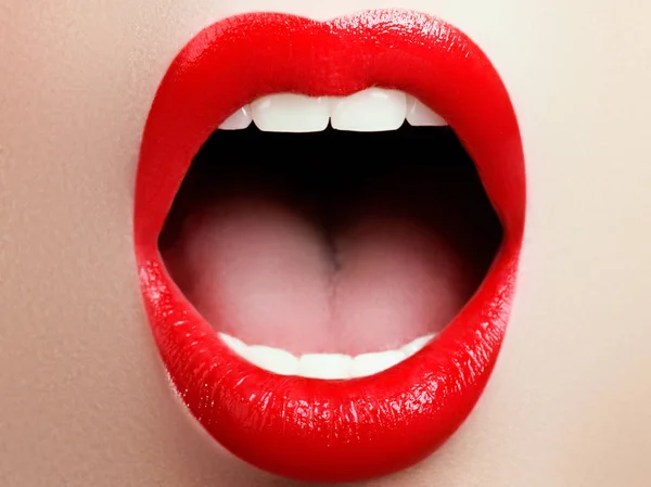 Primer plano de los labios de la mujer con maquillaje rojo de moda. Hermosa boca femenina, labios llenos con maquillaje perfecto — Foto de Stock
