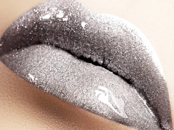 Close-up of liquid silver woman lips with glittering silver. Bibir Glittering. Tata Rias Mode — Stok Foto