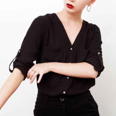 Hipster modeli. Yağma. En az tarzı. Vintage Glamour. Trendy bir ipek gömlek ve siyah pantolon moda modeli. Kıyafet kırmızı moda şık makyaj dudaklar. Eğilim